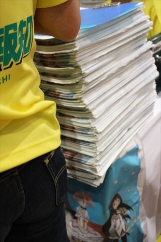 スポーツ報知が初出展 「MADOGATARI」展グッズも販売【コミケ90】