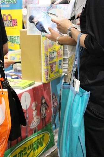 スポーツ報知が初出展 「MADOGATARI」展グッズも販売【コミケ90】