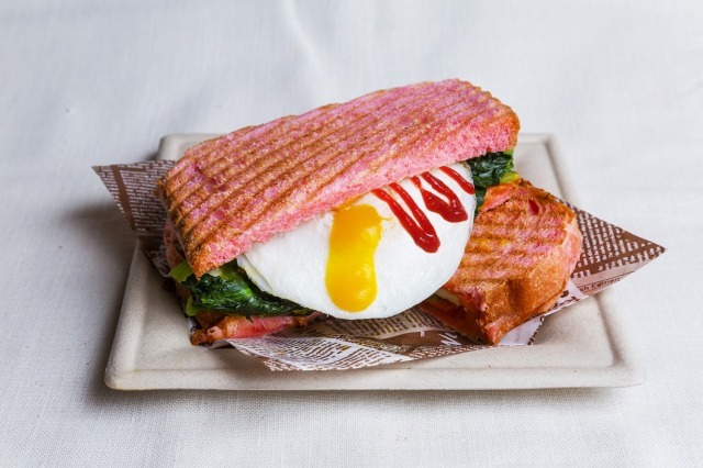 「ほうれん草と目玉焼きのホットプレスサンド」（c）西尾維新/講談社・アニプレックス・シャフト