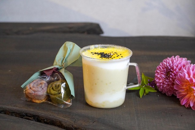 黄金の甘藷（さつまいも）ラテと花咲く薔薇のフロランタンブーケセット（ホット）