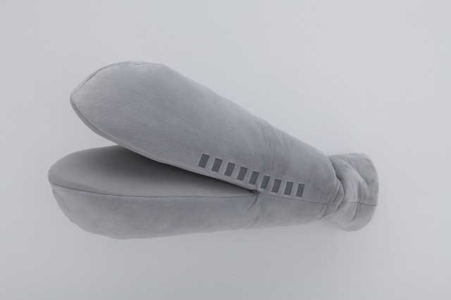 バルタン星人やアッガイの腕を再現！ 「キャラ腕枕クッション」が登場