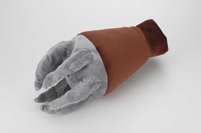 バルタン星人やアッガイの腕を再現！ 「キャラ腕枕クッション」が登場