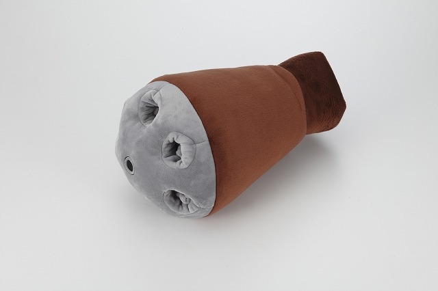 バルタン星人やアッガイの腕を再現！ 「キャラ腕枕クッション」が登場