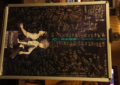 「ＥＶＡ in カフェOASE」②：スタッフのサインでギッシリのポスター(ｃ)カラー