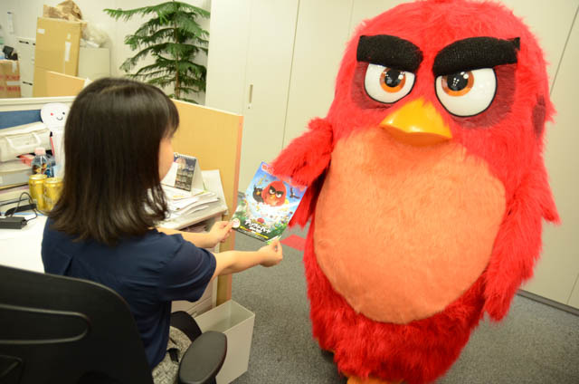 「アングリーバード」意外と紳士的？レッドくんがアニメ！アニメ！編集部にやってきた！