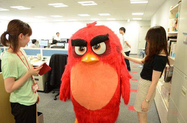 「アングリーバード」意外と紳士的？レッドくんがアニメ！アニメ！編集部にやってきた！