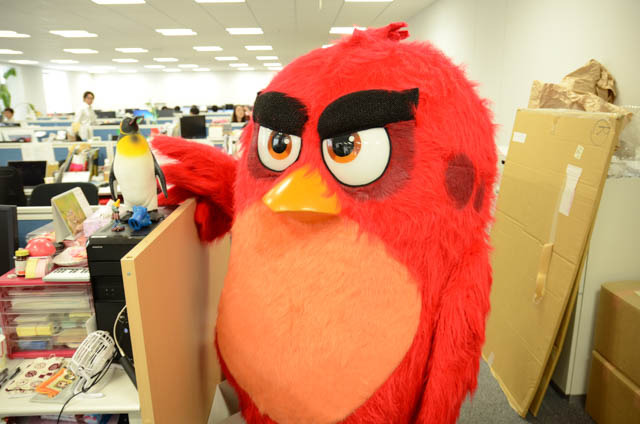 「アングリーバード」意外と紳士的？レッドくんがアニメ！アニメ！編集部にやってきた！