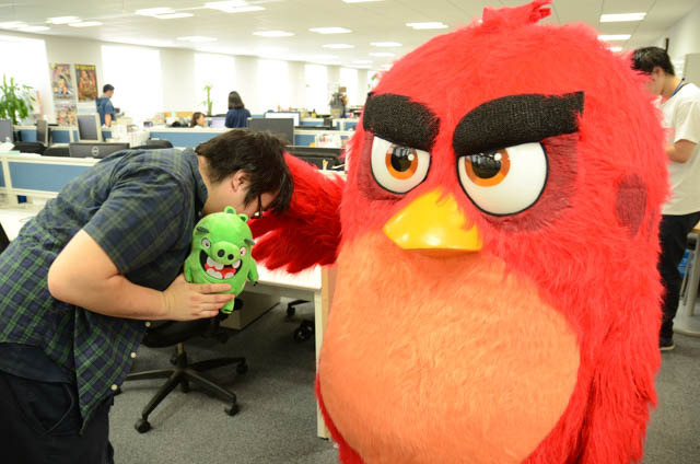 「アングリーバード」意外と紳士的？レッドくんがアニメ！アニメ！編集部にやってきた！