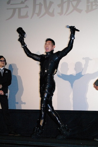 「GANTZ:O」完成披露上映会にキャスト陣や監督が登壇 舞台上では芸人たちが持ちネタを連発