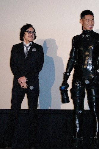 「GANTZ:O」完成披露上映会にキャスト陣や監督が登壇 舞台上では芸人たちが持ちネタを連発