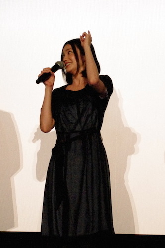 「GANTZ:O」完成披露上映会にキャスト陣や監督が登壇 舞台上では芸人たちが持ちネタを連発