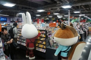 棚の整理も©2012映画『紙兎ロペ』プロジェクト