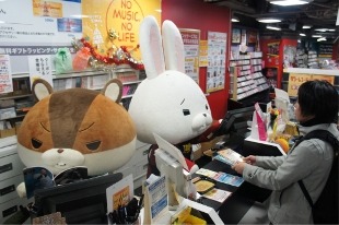 お客様サービスをするロペ。アキラ先輩は？©2012映画『紙兎ロペ』プロジェクト