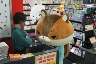 アキラ先輩怒られているようです・・・©2012映画『紙兎ロペ』プロジェクト