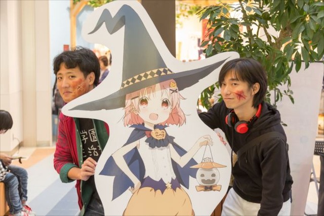 「がっこうぐらし！」聖地オリナスでハロウィンコラボイベント実施 高橋李依、木村珠莉が登場