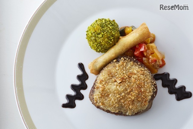 メインデッシュ（大人用）牛フィレ肉のステーキ ピーナッツ入りバター赤ワイン風味のソース チャーリー・ブラウンのオマージュ