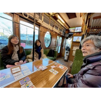とさでん貸切電車内で高齢者の“思い出”を語り合う昭和なカードゲーム開催