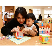 ひな祭りを前に高槻市の子育て支援施設でおひなさまの小物入れ作り