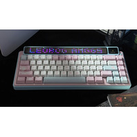 世界大会優勝チームも愛用するAULAから、今までにない体験を可能にするデュアルスクリーンメカニカルキーボード「AMG65」が日本上陸！