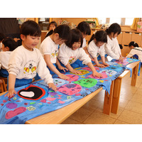 子どもの日を前に高槻市内の認定こども園でオリジナルのこいのぼり作り