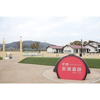 広大な芝生やレトロ建物など撮影スポット満載の安満遺跡公園でコスプレイベント開催