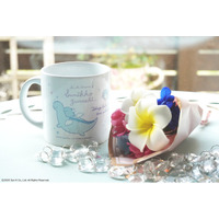 飾るだけでリゾート気分！？「すみっコぐらし」とかげととかげのおかあさんのマグカップ＆ハワイアンプルメリアの枯れないミニブーケセットが、マイペリドットECサイトにて7/1より再販開始