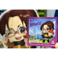 進撃の巨人　ハンジ・ゾエの誕生日を淡路島で祝おう！TVアニメ『進撃の巨人』×ニジゲンノモリ コラボイベント「ハンジバースデイ記念オリジナルステッカー」