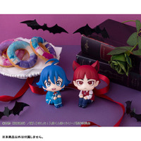 『魔入りました！入間くん』より、「鈴木入間」「オペラ」が人気フィギュアシリーズ「るかっぷ」に登場。あみあみにて、それぞれ予約受付中。