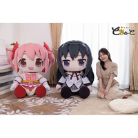『劇場版 魔法少女まどか☆マギカ〈ワルプルギスの廻天〉』より、「鹿目まどか」と「暁美ほむら」が「超特大ぬいぐるみ」になって登場！TAITO GEAR&GOODSにて予約受付開始！