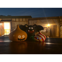 不気味に輝く、あなただけのハロウィーンモンスターをつくろう！ ニジゲンノモリ「ドラゴンクエスト アイランド」 スライム＆ドラキー色塗り体験「秋限定！光るモンスターのきらめきクラフト2026」