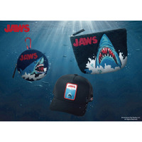 【JAWS】迫力満点のサガラ刺繍が目を惹く！不朽の名作映画『JAWS』の新作ポーチ＆メッシュキャップが新登場！